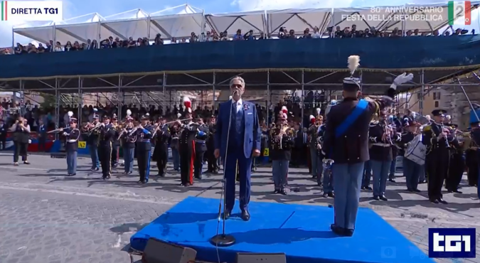 Andrea Bocelli intona l'Inno di Mameli davanti alla tribuna delle autorit&agrave;