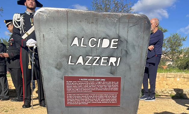 La targa per don Alcide Lazzeri nella Valle dei Templi ad Agrigento